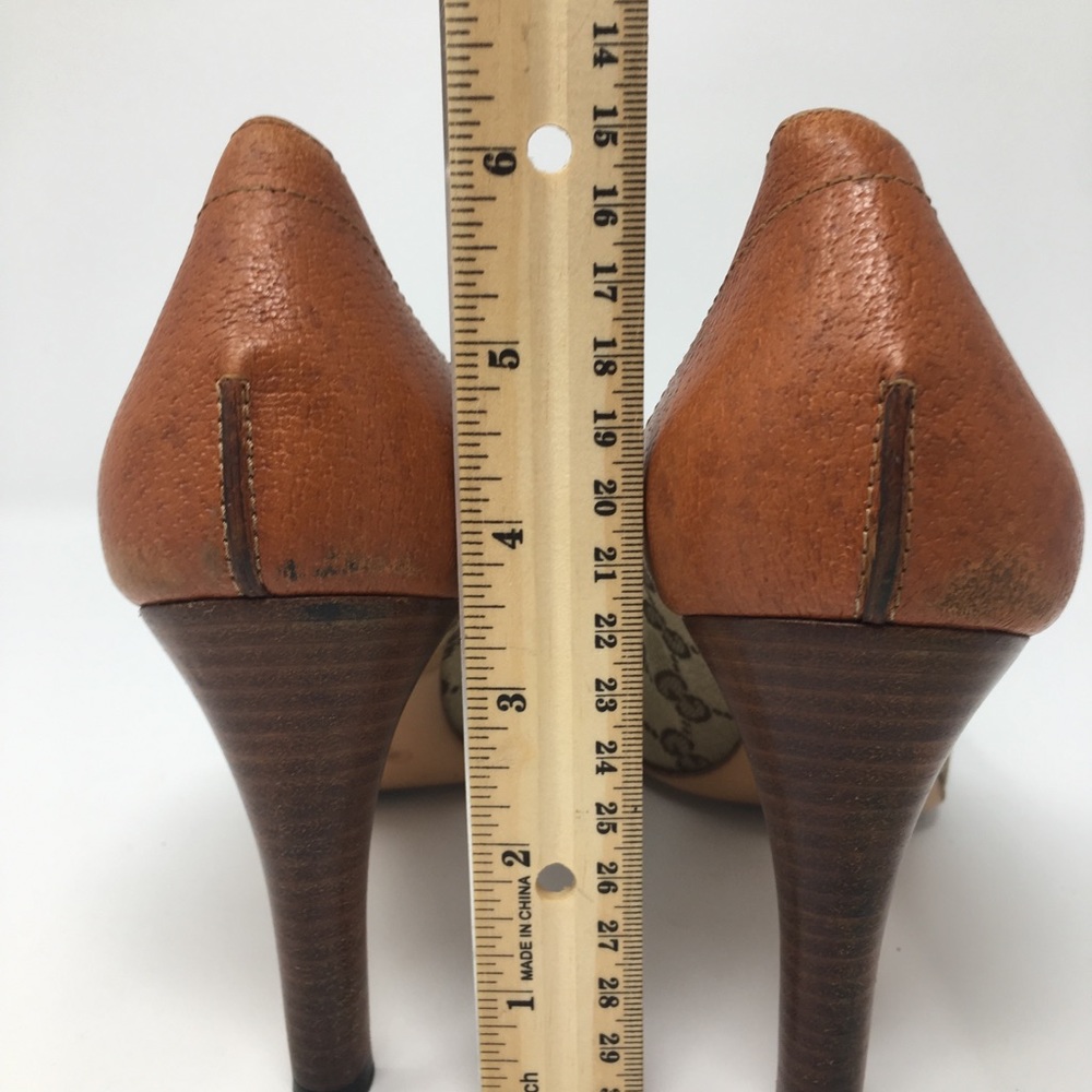 Classic Gucci Beige Brown Monogram Canvas Pointed-Heel Pumps with Gold Buckle. - Picture 4 of 5